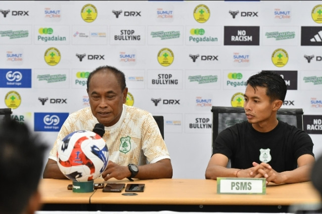 Pemain PSMS, Budhiar M. Riza bersama pelatih Kas Hartadi. [Dok PSMS]